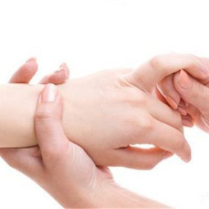 手部护理 +指甲打蜡或透明甲油