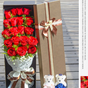 21朵玫瑰加2只小熊长礼盒或者可选21朵玫瑰加2只小熊花束